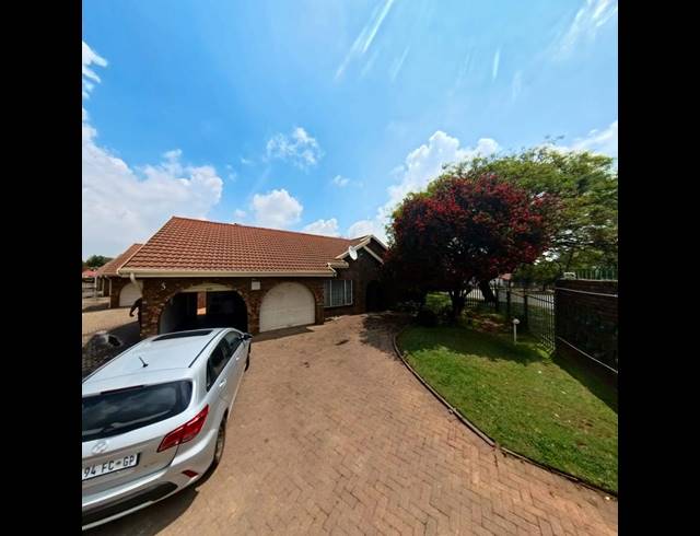 3 BEDROOM TOWNHOUSE FOR SALE IN BIRCHLEIGH NORTH